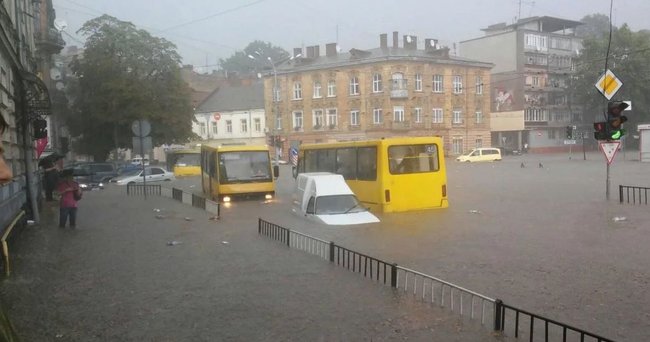 Сильна злива затопила Львів 01