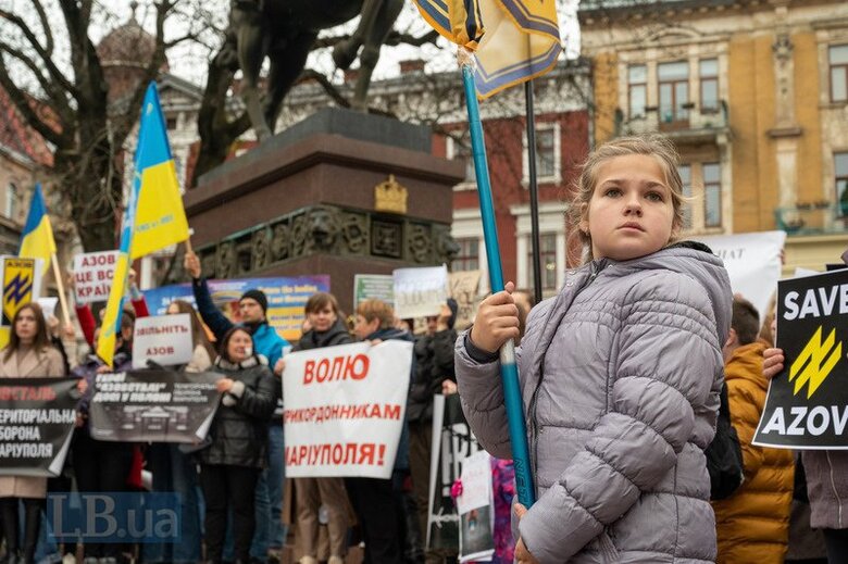 Семьи защитников Мариуполя прошли шествием по Львову 11