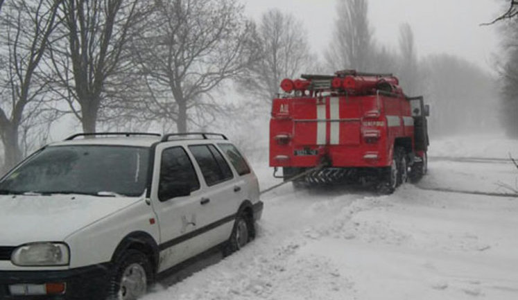 Hundred vehicles trapped by snow rescued in Khmelnytskyi region. PHOTOS+VIDEO