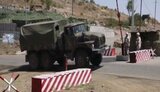 Російські "миротворці" незаконно пропускають вірменську бойову техніку в Карабах. ВIДЕО