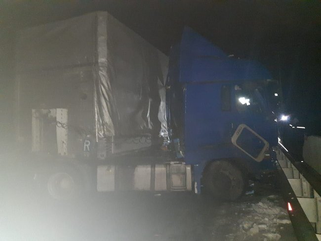 У Полтавській області зіткнулися дві вантажівки, загинули водії 01