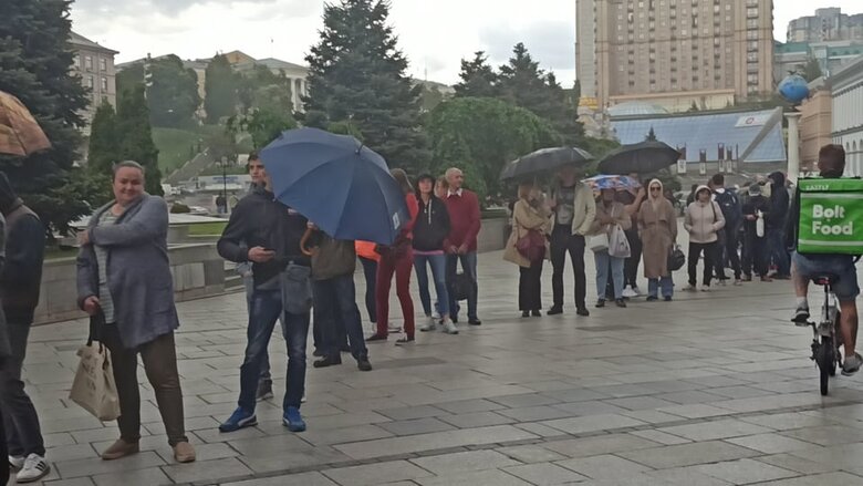 Понад 1200 українців стоять у черзі за маркою Русскій воєнний корабль… ВСЬО! 08