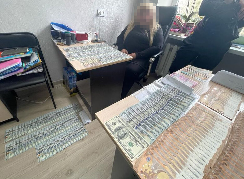 Група лікарів на Хмельниччині заробила 300 тис. дол. на оформленні меддовідок ухилянтам , - Нацполіція 03