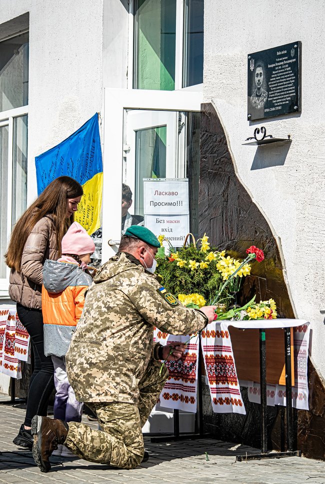 Меморіальну дошку загиблому в зоні ООС морпіху 36-ї ОБрМП Володимиру Бондарюку відкрили в Миколаївській області 06