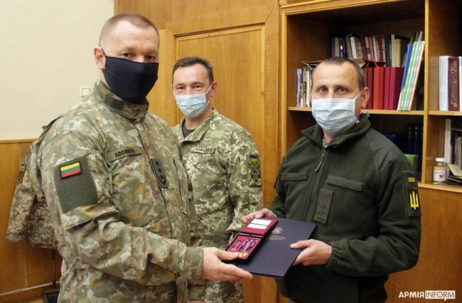 Литва нагородила українських медиків з військового госпіталю у Львові 03