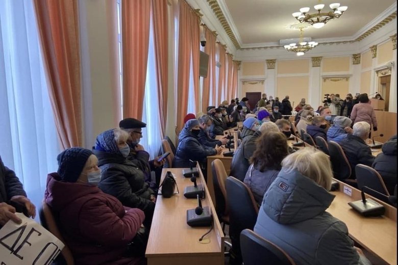Жители Полтавы пикетировали горсовет из-за холода в квартирах 03