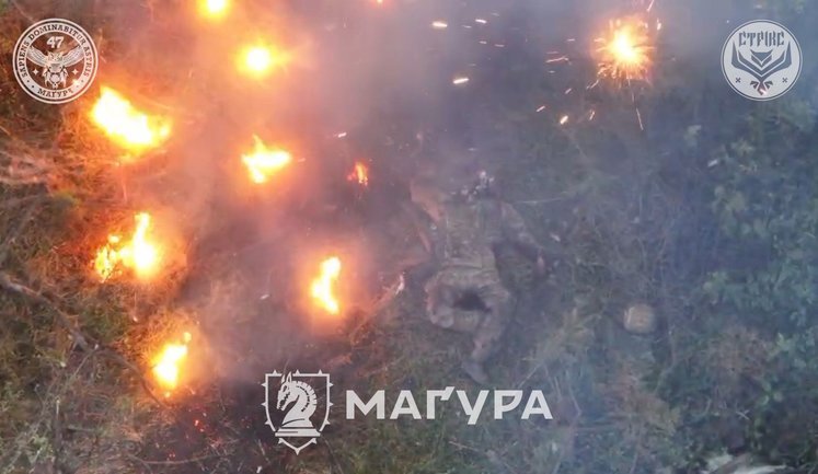 Дрон попал - с оккупанта посыпались искры. ВИДЕО