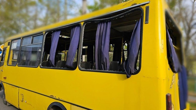 Удар дрона по маршрутке в Херсоне: двое погибших