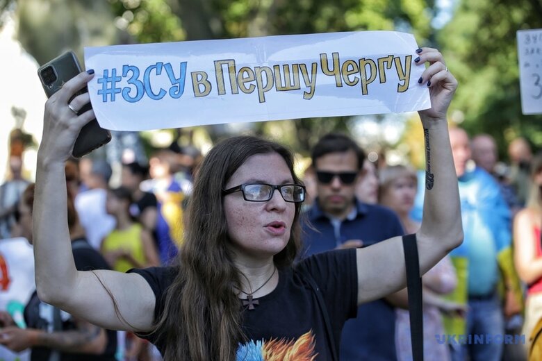 Одесити біля мерії протестували проти ненагальних витрат з бюджету: Досить витрачати гроші на х#йню 04