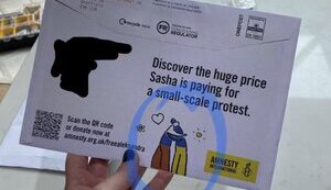 Amnesty International випустила конверти, де росіянин обіймає українця. ФОТО
