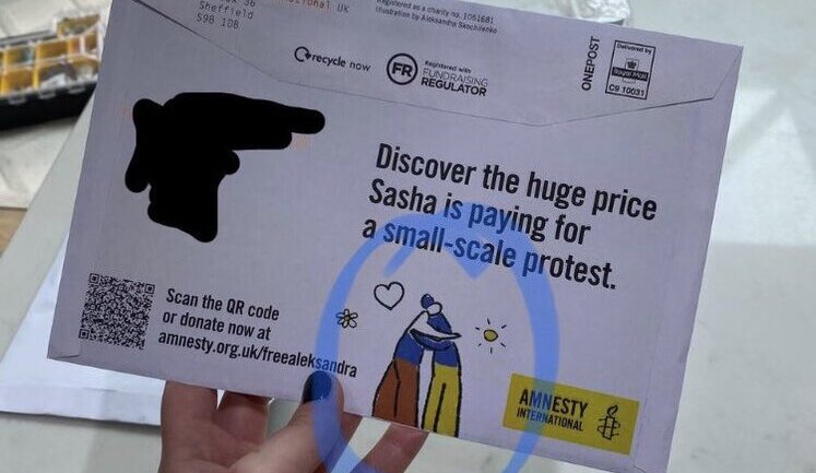 Amnesty International випустила конверти, де росіянин обіймає українця. ФОТО