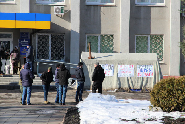 Шахтеры приковали себя к канистрам с бензином, требуя выплатить зарплату 03