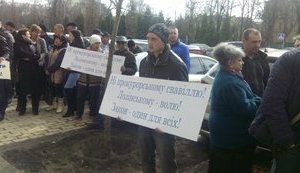 Сторонники экс-нардепа Лозинского требуют его освобождения под зданием суда. ФОТО