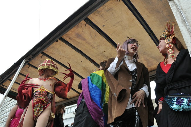 Руху ЛГБТ-маршу намагалася перешкодити жінка, яка лягла на асфальт і кричала про перетворення хлопчиків на геїв 52