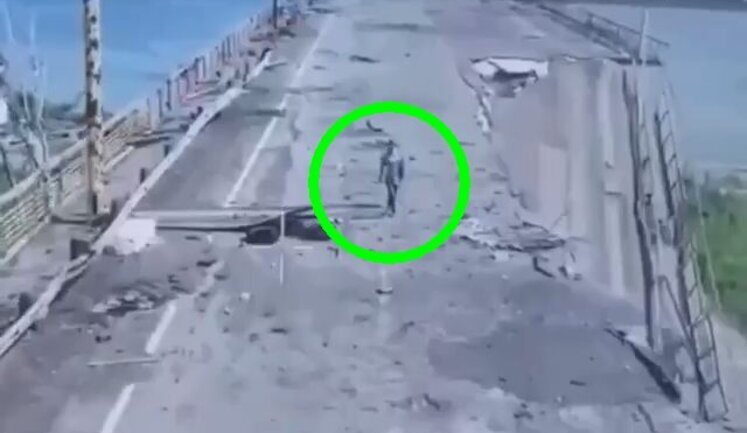 She waved her passport to drone on Antonivskyi Bridge: Defence forces evacuate woman from occupied Oleshky in Kherson region. VIDEO