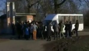 "Как ты мог это женщине сказать?! Она воевать пошла", - бойцы АТО проучили водителя маршрутки, который отказался везти бесплатно медика "Айдара" Татьяну Борисенко. ВИДЕО