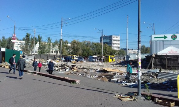 В столице массово сносят МАФы возле метро Лесная 02