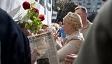 На суд как на праздник: Тимошенко в белом и с цветами. ФОТОрепортаж