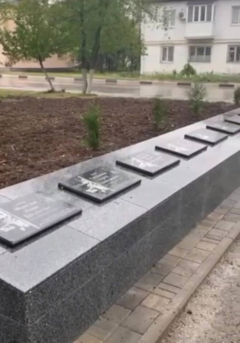 В Джанкое оккупанты открыли памятник ликвидированным в Украине пилотам 39-го вертолетного полка ВС РФ: на нем 16 имен и 9 сбитых вертолетов, - Бутусов 01