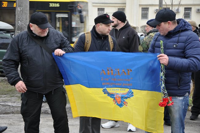 Учасники АТО та мешканці Києва поклали на Троєщині квіти до памятника Воїну-добровольцю 47