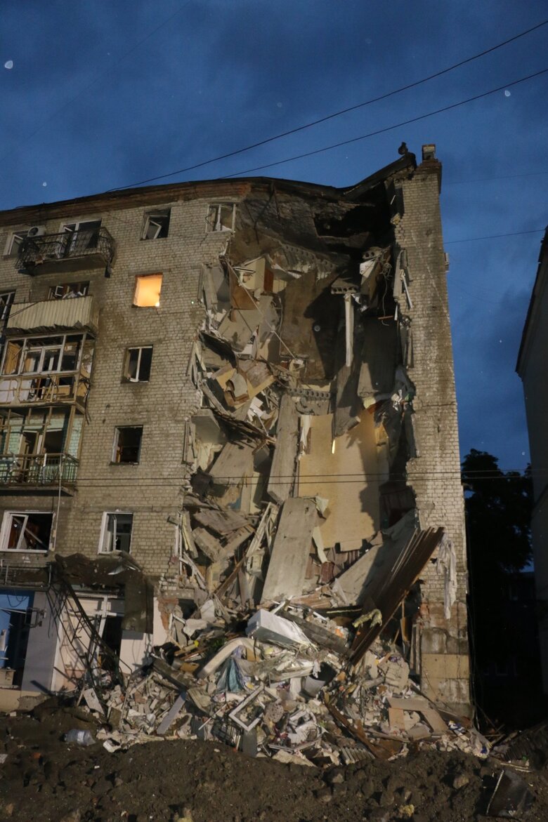 As result of Russian missile hitting residential building in Kharkiv, entrance was completely destroyed 02 As result of Russian missile hitting residential building in Kharkiv, entrance was completely destroyed 02