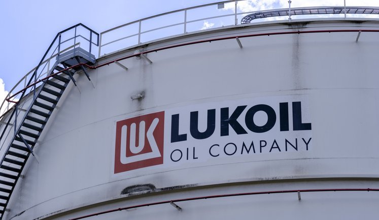 Американська компанія хоче придбати частку "Лукойлу" в нафтовому родовищі в Іраку, – Reuters