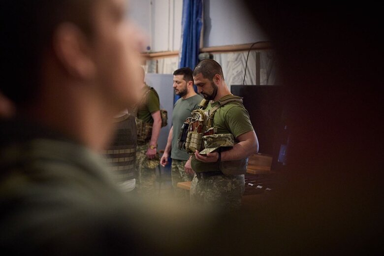 Зеленский посетил передовые позиции на Днепропетровщине и вручил военным государственные награды 04