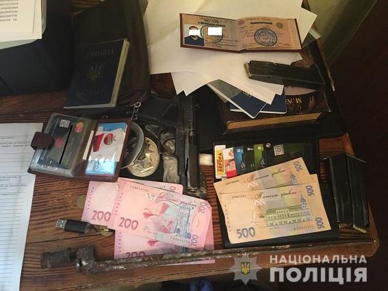 Поліцейські повідомили про підозру трьом правоохоронцям, а також затримали чотирьох чоловіків, причетних до діяльності нікопольського ОЗУ Біле братство 08