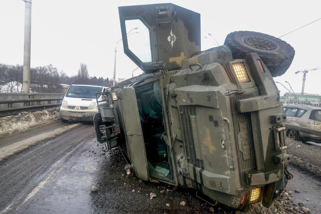 Военный бронеавтомобиль перевернулся возле метро Нивки в Киеве 01