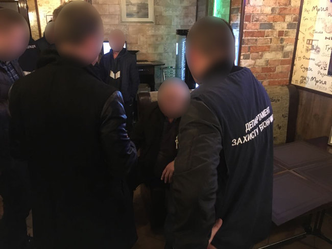 Офіцера Управління морально-психологічного забезпечення Збройних Сил України затримали на хабарі 5 тис. дол., - військова прокуратура 01 Офіцера Управління морально-психологічного забезпечення Збройних Сил України затримали на хабарі 5 тис. дол., - військова прокуратура 01