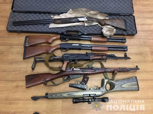 Мешканка Словянська здала в поліцію 7 одиниць знайденої зброї 01