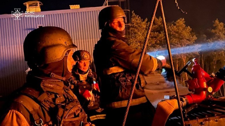 Гостомель після обстрілу РФ: рятувальники гасили склади