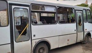 Росіяни вдарили дроном по маршрутці в Херсоні: важко поранений чоловік помер у лікарні, п’ятеро постраждалих. ФОТОрепортаж (оновлено)