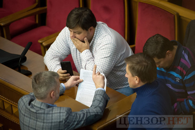 Блокування трибуни й аншлаг біля силовиків: як відбувається позачергове засідання Ради 12