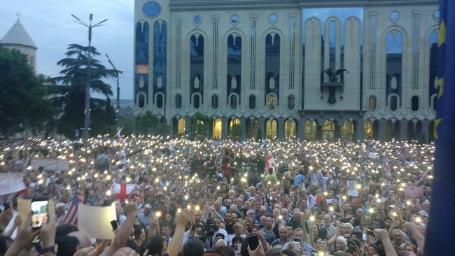 В Тбилиси протестующие штурмовали парламент после выступления там российского депутата 05