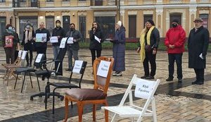Порожні стільці для політв'язнів: на Софійській площі в Києві відбувається акція. ВІДЕО+ФОТОрепортаж