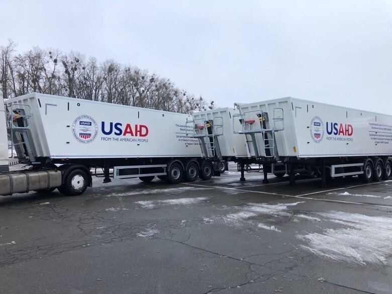 США передали для українських аграріїв 16 зерновозів 01
