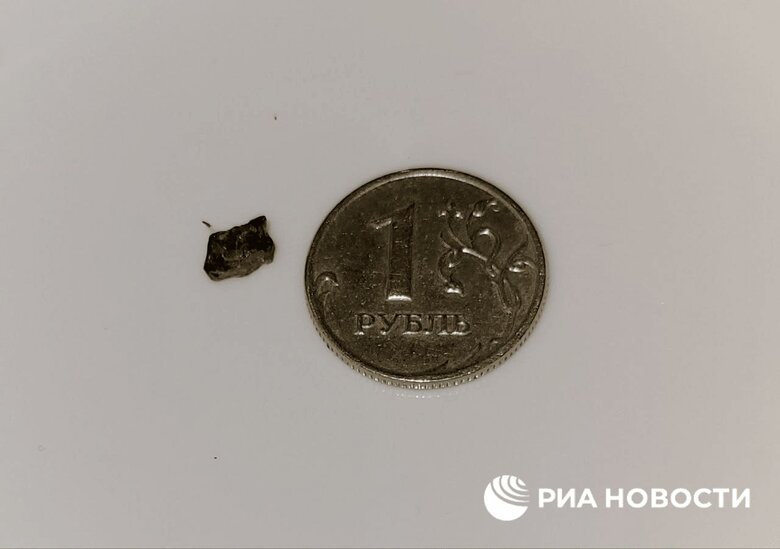 Рогозін надіслав листа-погрозу до Франції та осколок, який дістали з нього 01