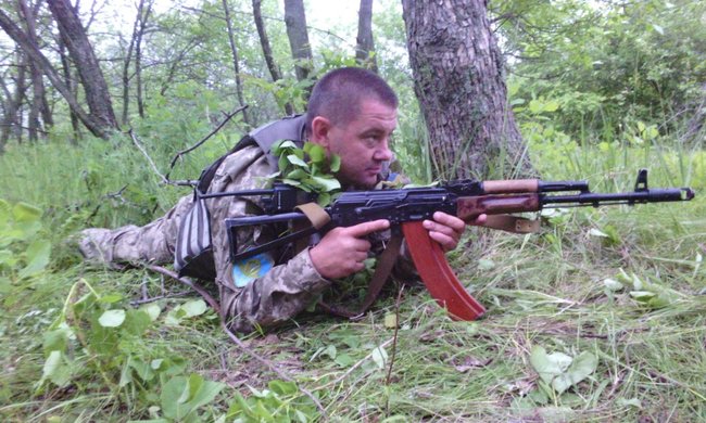 Заступник комбрига 57-ї бригади полковник Олександр Щербина: Загинув наш боєць о 5-й ранку, а о 8-й дзвонить його телефон, і там дитина каже: Татусю, ми йдемо з мамою в садочок 02