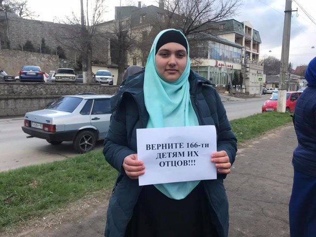 Папірців боїтеся? - окупанти затримали учасника флешмобу на підтримку заарештованих кримськотатарських активістів Таїра Ібрагімова 05