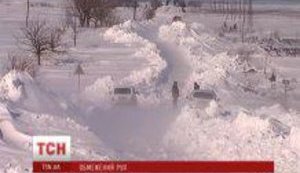 Люди более суток стоят в 10-километровой пробке на трассе Киев-Чоп: Там полная катастрофа, организации нет никакой. ВИДЕО