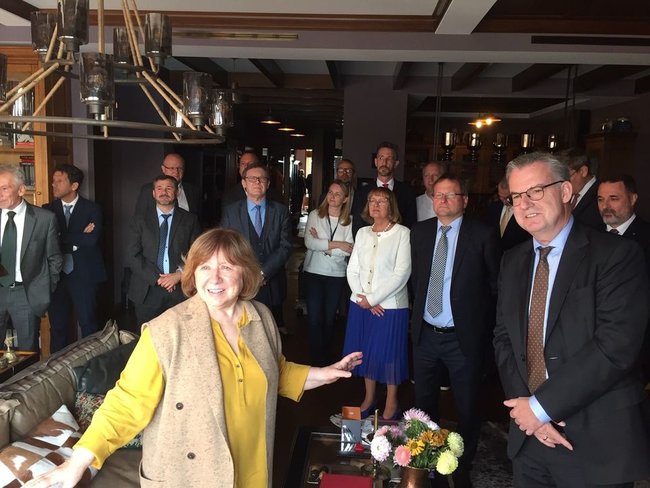 Європейські дипломати другий день чергують у домівці Алексієвич, щоб захистити її від затримання 01 Європейські дипломати другий день чергують у домівці Алексієвич, щоб захистити її від затримання 01