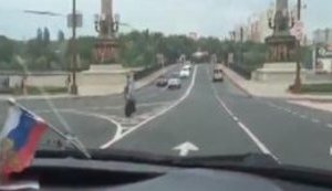 "Бабуля, на#уй ты сюда бежишь! Дебилы, бл#дь!", - любители русского мира едут по Донецку. ВИДЕО