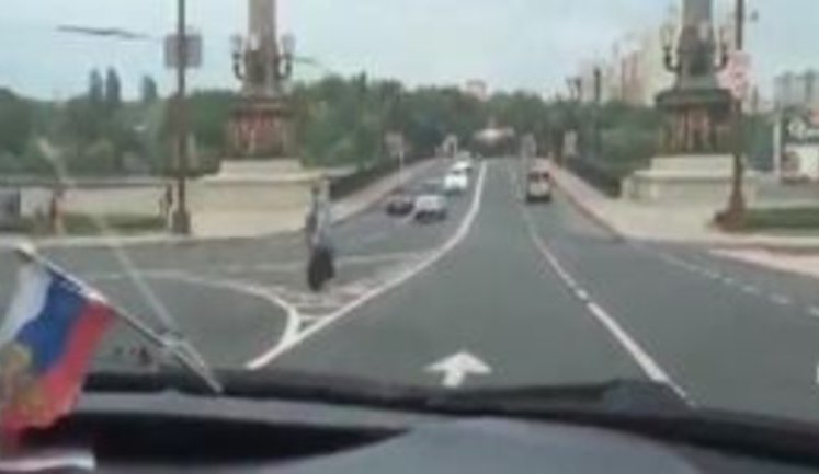 "Бабуля, на#уй ты сюда бежишь! Дебилы, бл#дь!", - любители русского мира едут по Донецку. ВИДЕО