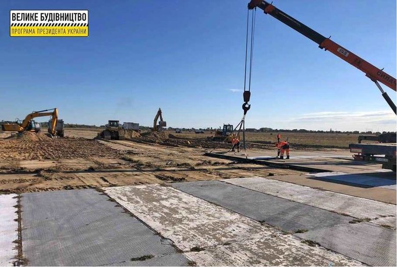 Реконструкція злітно-посадкової смуги стартувала в аеропорту Херсон, - ОДА 02