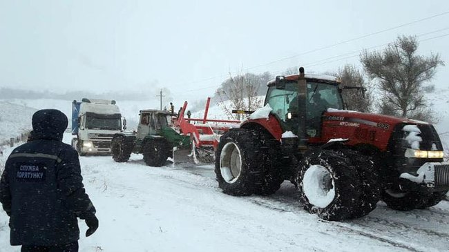 Нацполиция и ГСЧС мобилизованы для восстановления обесточенных электросетей и спасения автомобилей вследствие непогоды 04