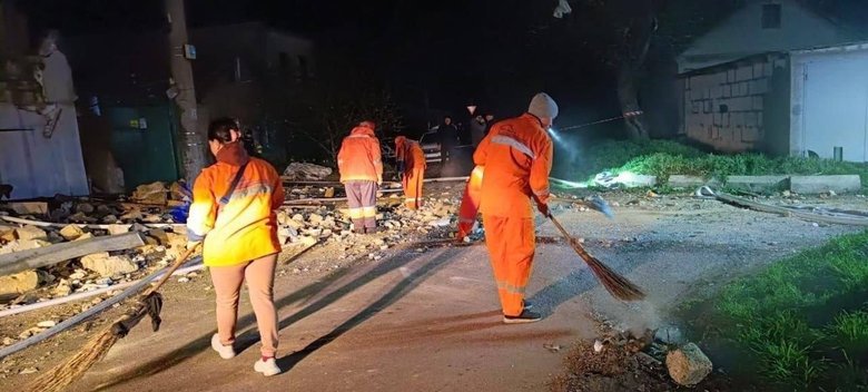 Російський удар по Одесі: двоє загиблих, десятки будинків пошкоджено