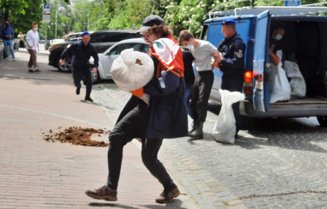 Ты на Украине сейчас находишься! Ты понял? Ты на Украине!, - в Киеве правоохранители жестко задержали белорусского активиста Маркелова за акцию с навозом под посольством РБ 01