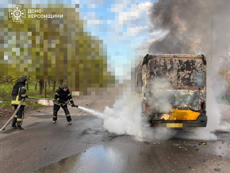 Атаки на Херсонщині: поранені чоловіки та удар по автобусу
