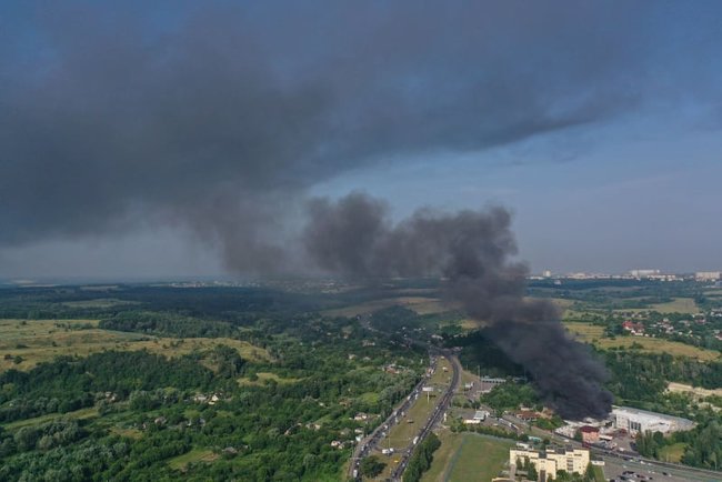 У Голосіївському районі Києва горять склади: дим від пожежі видно за сотні метрів 02